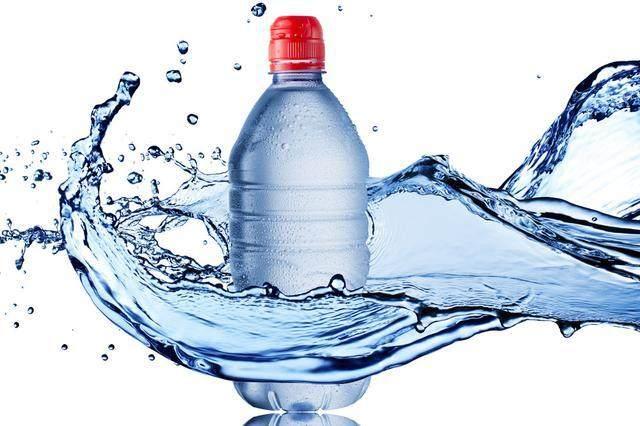 Which is healthier, drinking hot water or drinking bottled water?